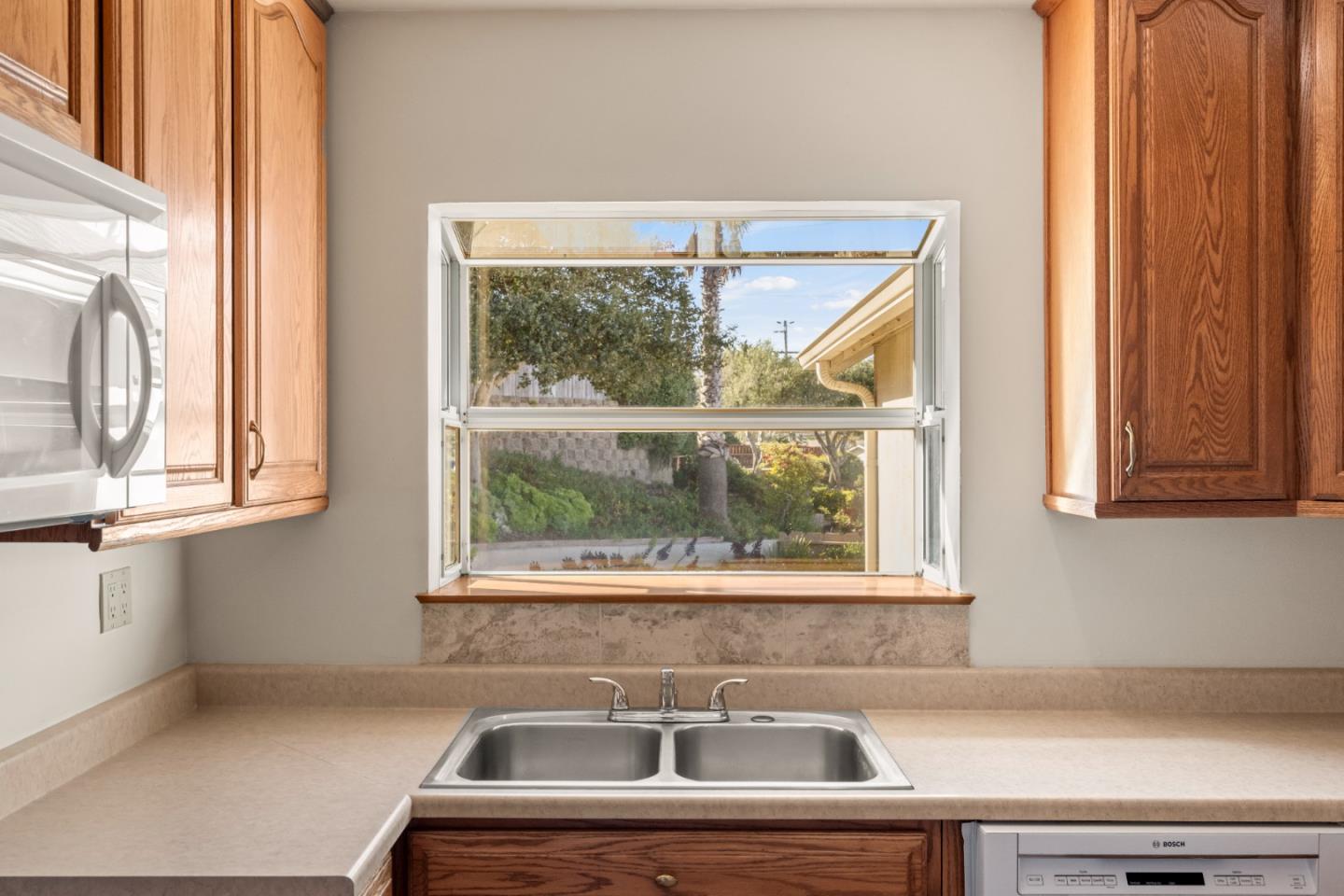 Detail Gallery Image 9 of 31 For 2050 Baldwin Ct, Seaside,  CA 93955 - 4 Beds | 3 Baths