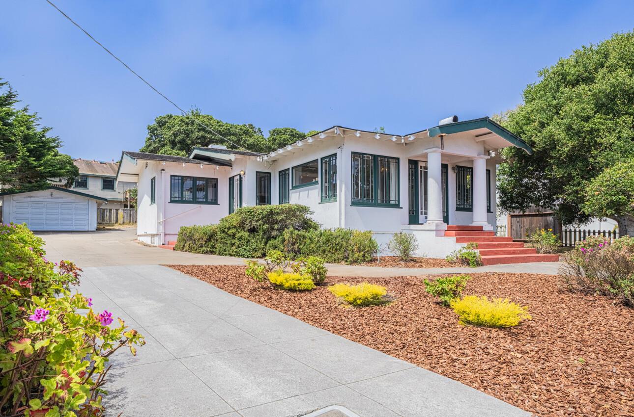 Detail Gallery Image 3 of 41 For 851 Bayview Ave, Pacific Grove,  CA 93950 - 2 Beds | 1 Baths