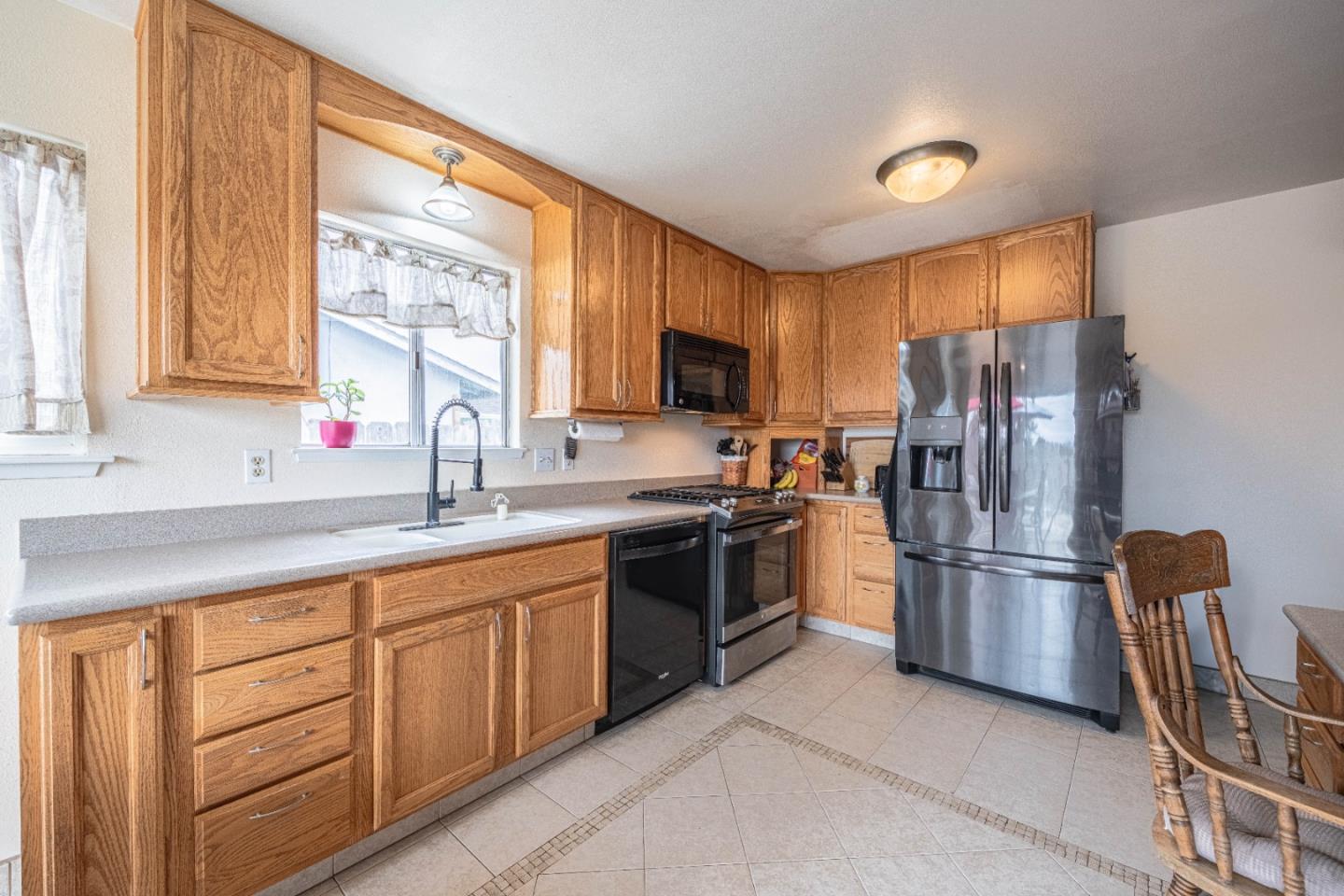 Detail Gallery Image 11 of 29 For 19010 Souza Way, Salinas,  CA 93906 - 3 Beds | 2 Baths