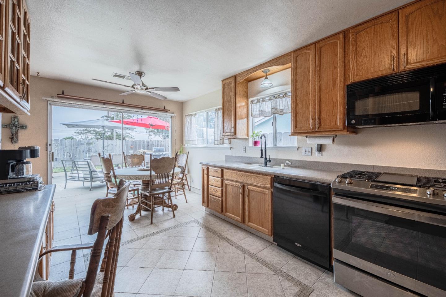 Detail Gallery Image 12 of 29 For 19010 Souza Way, Salinas,  CA 93906 - 3 Beds | 2 Baths