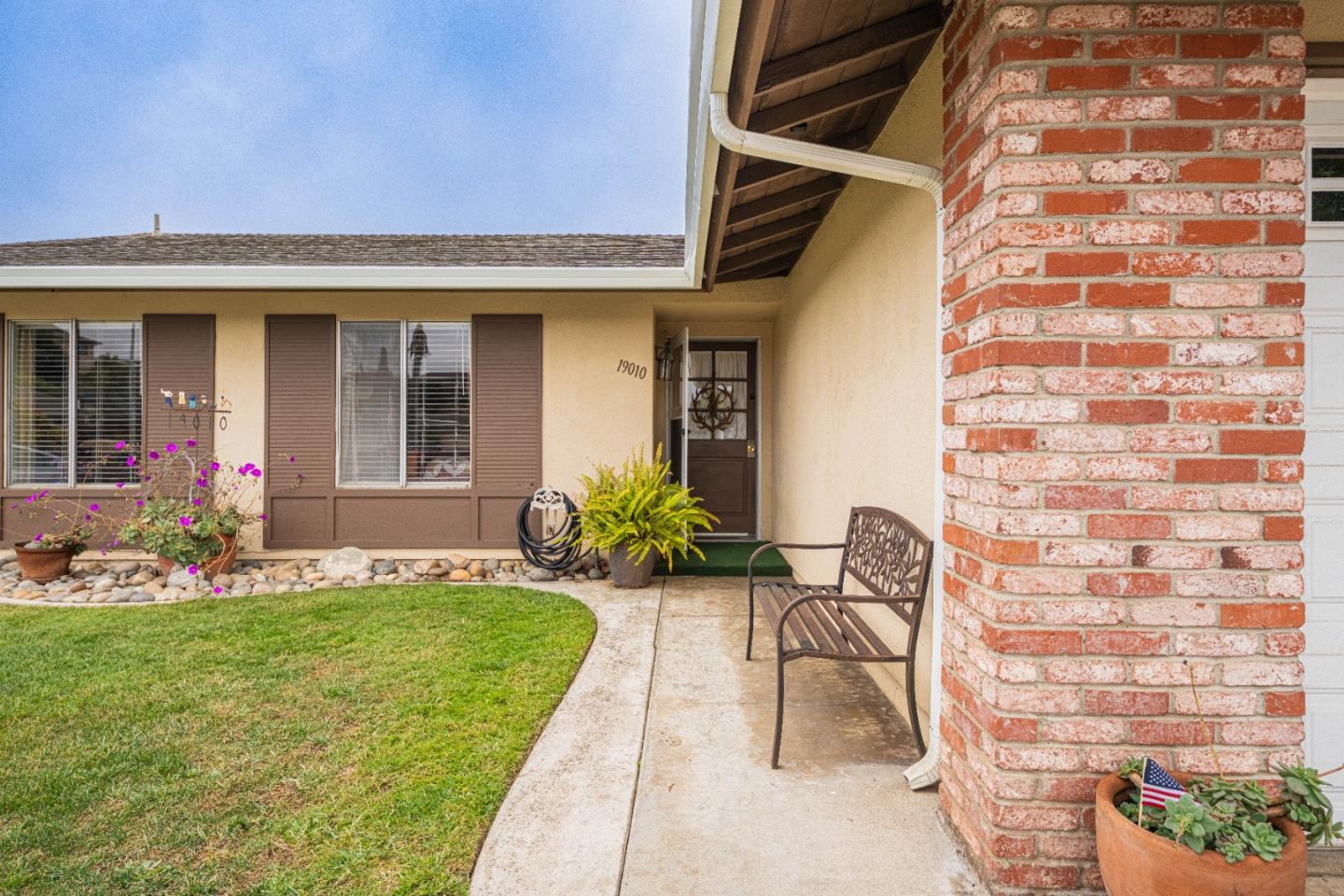 Detail Gallery Image 3 of 29 For 19010 Souza Way, Salinas,  CA 93906 - 3 Beds | 2 Baths