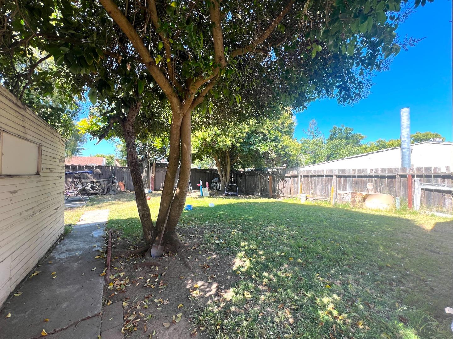 Detail Gallery Image 4 of 7 For 75 S Cragmont Ave, San Jose,  CA 95127 - 3 Beds | 2 Baths
