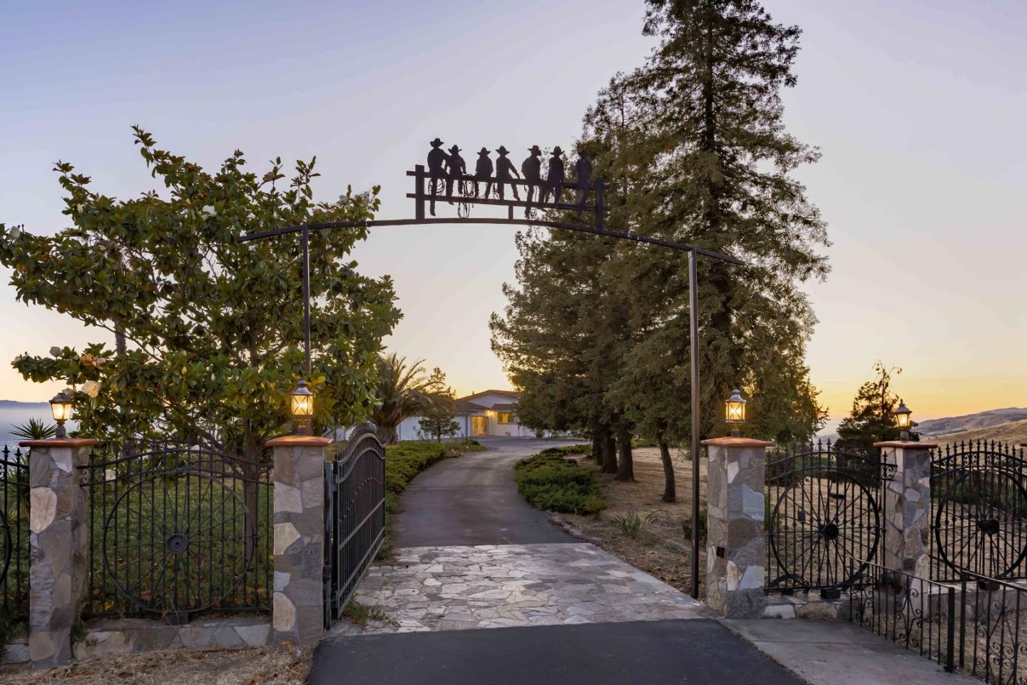 Detail Gallery Image 4 of 35 For 4024 Higuera Highland Ln, San Jose,  CA 95148 - 4 Beds | 2/1 Baths