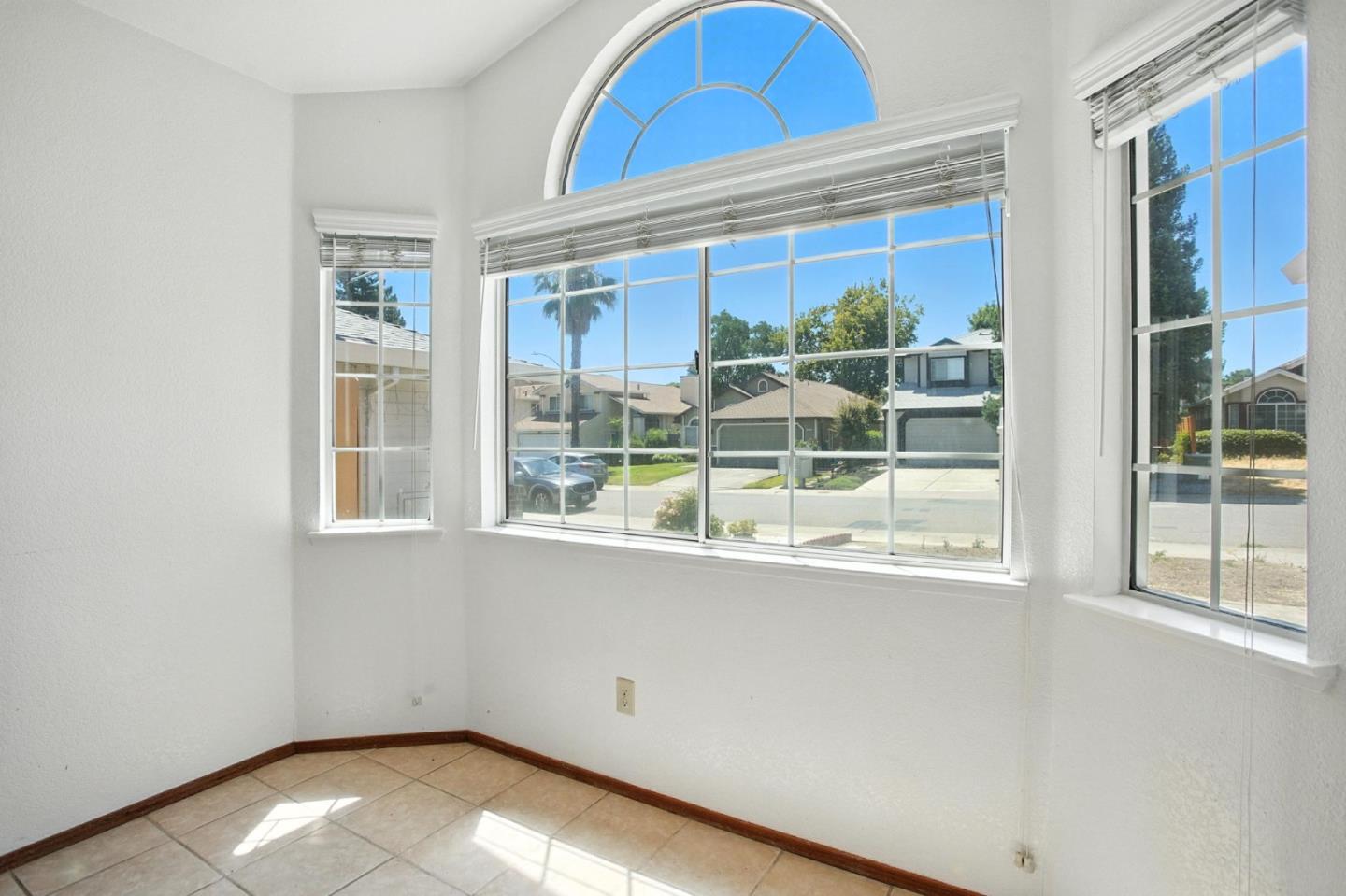 Detail Gallery Image 11 of 34 For 8534 Shadow Crest Cir, Antelope,  CA 95843 - 3 Beds | 2 Baths