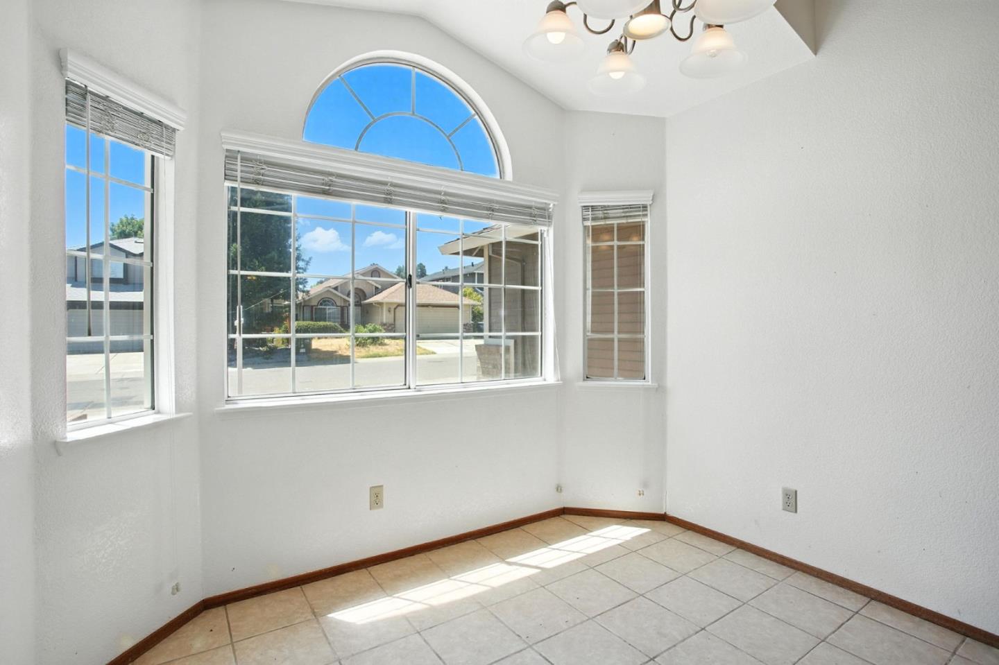 Detail Gallery Image 12 of 34 For 8534 Shadow Crest Cir, Antelope,  CA 95843 - 3 Beds | 2 Baths
