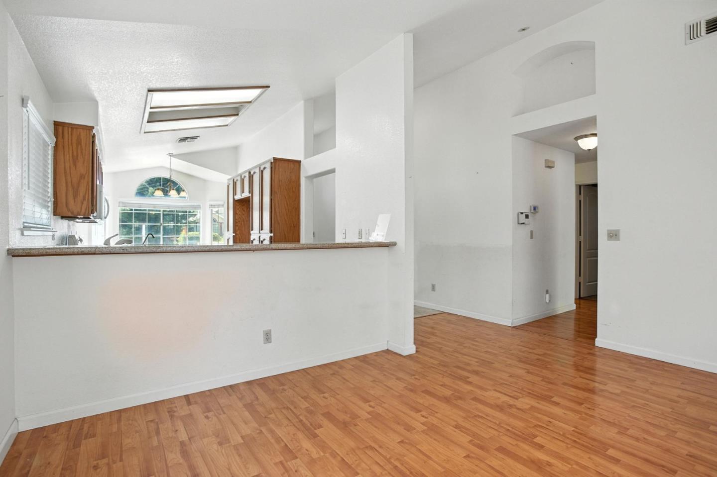 Detail Gallery Image 3 of 34 For 8534 Shadow Crest Cir, Antelope,  CA 95843 - 3 Beds | 2 Baths