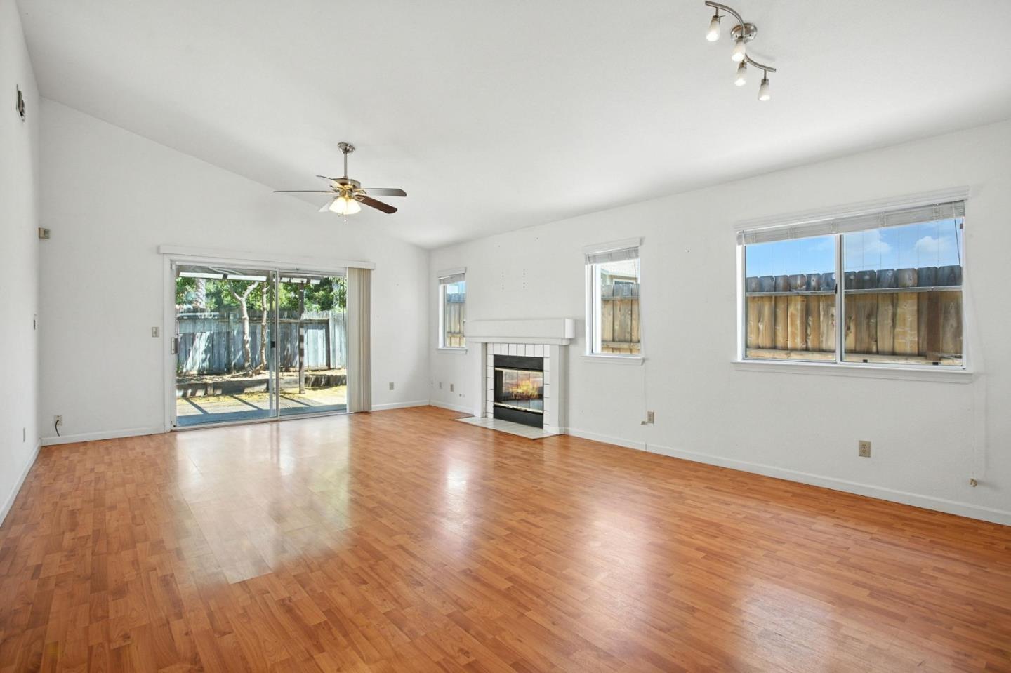 Detail Gallery Image 4 of 34 For 8534 Shadow Crest Cir, Antelope,  CA 95843 - 3 Beds | 2 Baths