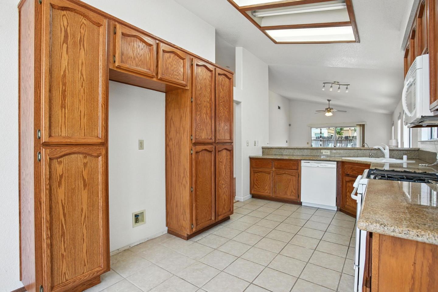 Detail Gallery Image 7 of 34 For 8534 Shadow Crest Cir, Antelope,  CA 95843 - 3 Beds | 2 Baths