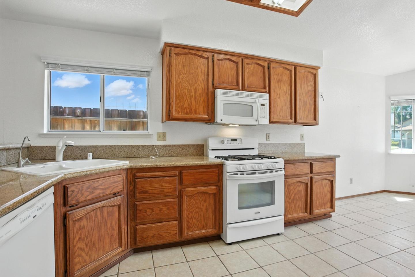 Detail Gallery Image 8 of 34 For 8534 Shadow Crest Cir, Antelope,  CA 95843 - 3 Beds | 2 Baths