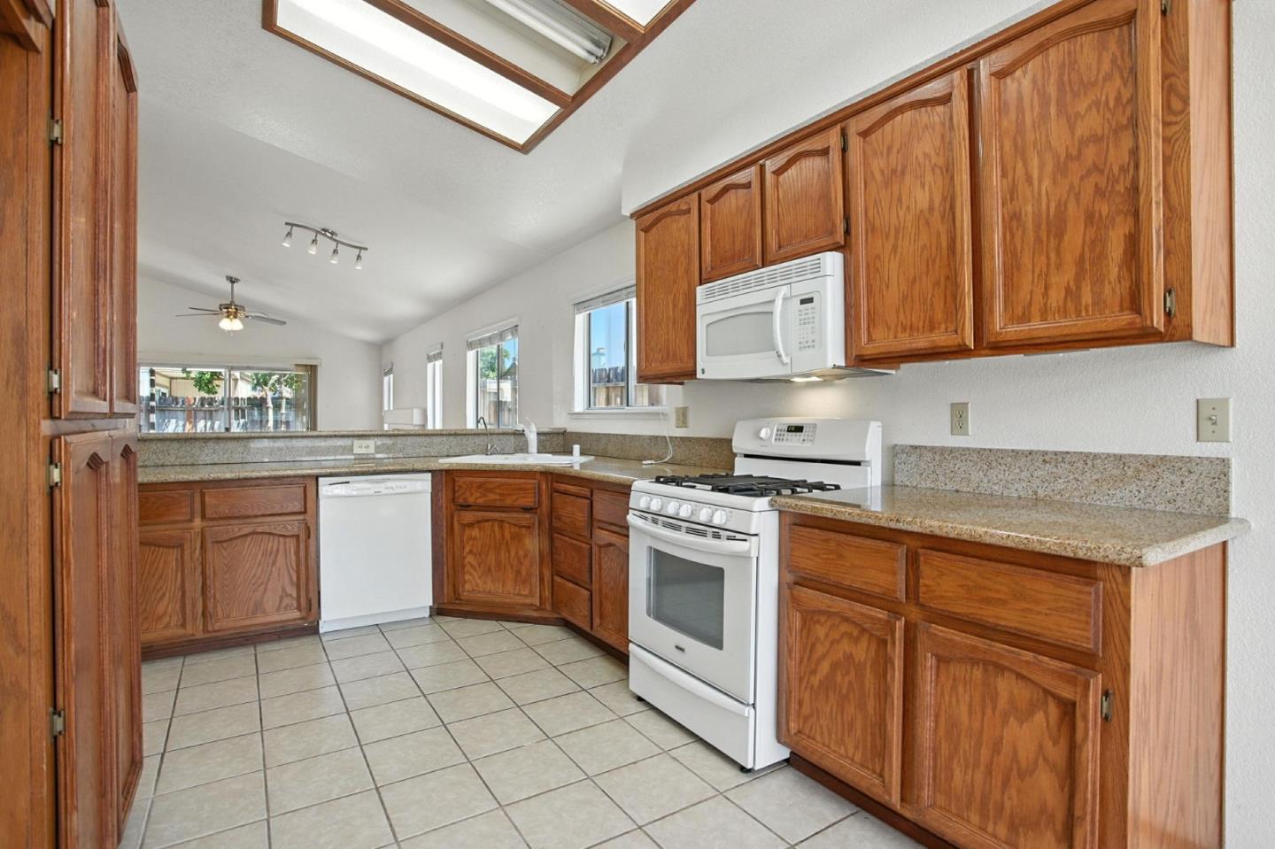Detail Gallery Image 9 of 34 For 8534 Shadow Crest Cir, Antelope,  CA 95843 - 3 Beds | 2 Baths