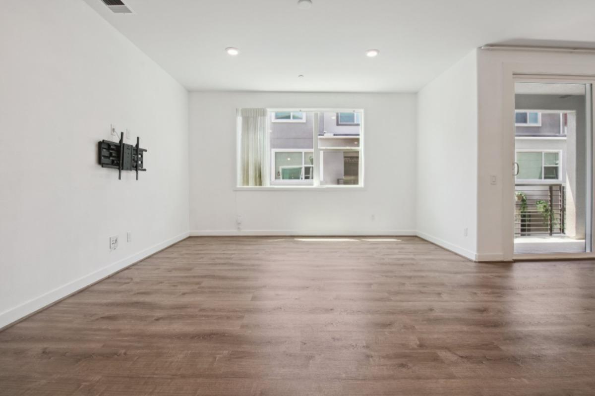 Detail Gallery Image 2 of 20 For 275 Carmona, Lake Forest,  CA 92630 - 2 Beds | 2/1 Baths