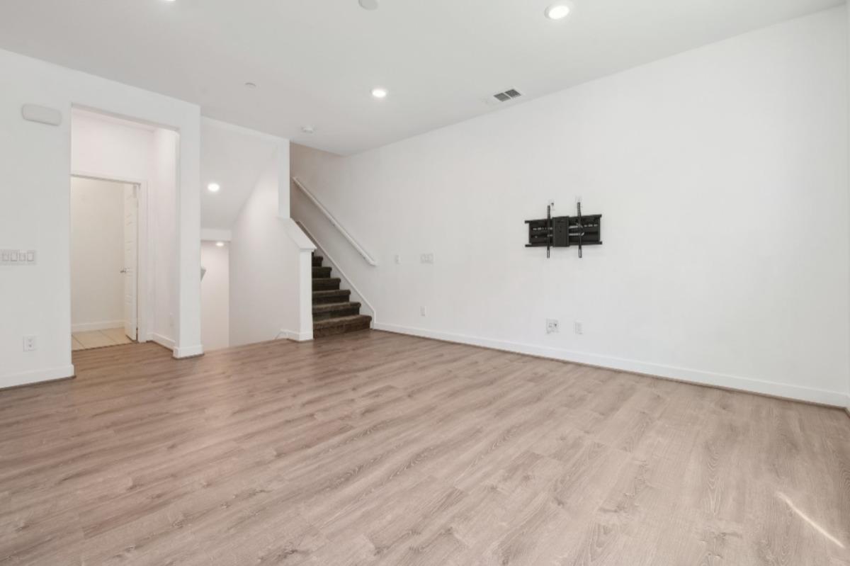 Detail Gallery Image 3 of 20 For 275 Carmona, Lake Forest,  CA 92630 - 2 Beds | 2/1 Baths