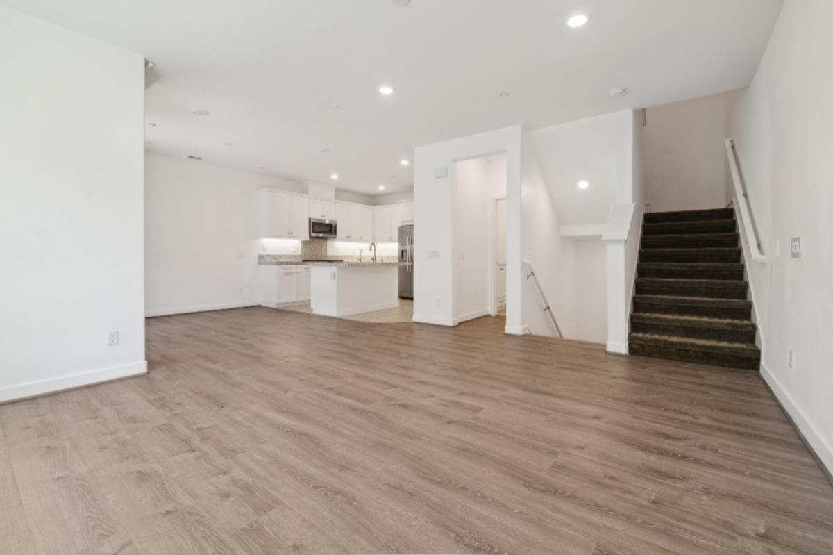 Detail Gallery Image 4 of 20 For 275 Carmona, Lake Forest,  CA 92630 - 2 Beds | 2/1 Baths