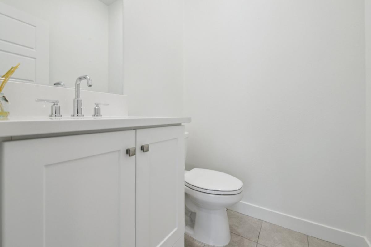 Detail Gallery Image 5 of 20 For 275 Carmona, Lake Forest,  CA 92630 - 2 Beds | 2/1 Baths