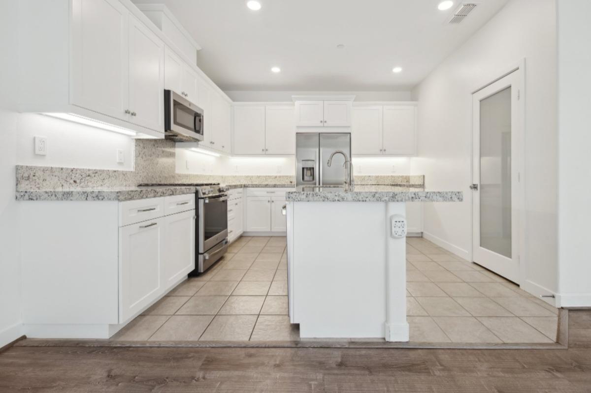 Detail Gallery Image 6 of 20 For 275 Carmona, Lake Forest,  CA 92630 - 2 Beds | 2/1 Baths