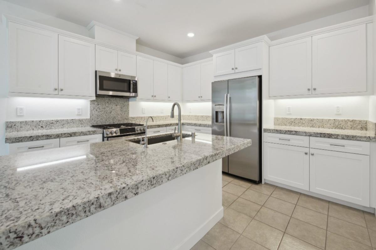 Detail Gallery Image 7 of 20 For 275 Carmona, Lake Forest,  CA 92630 - 2 Beds | 2/1 Baths