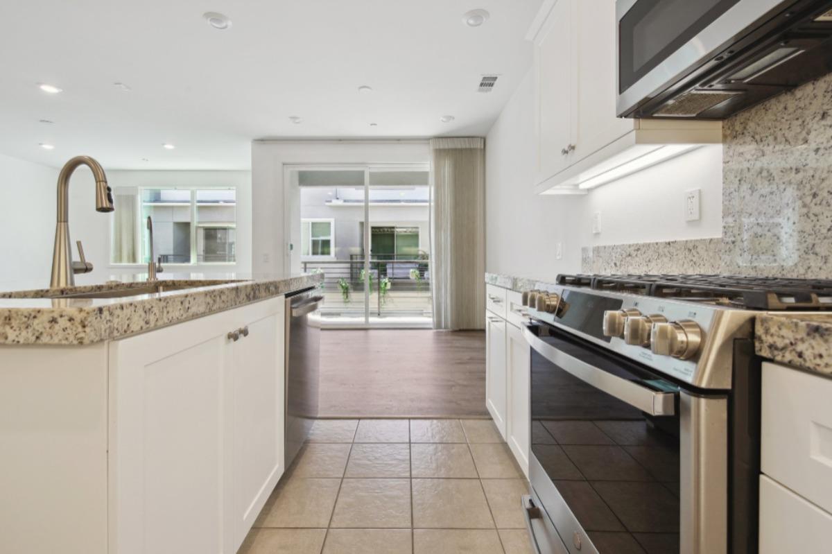 Detail Gallery Image 8 of 20 For 275 Carmona, Lake Forest,  CA 92630 - 2 Beds | 2/1 Baths