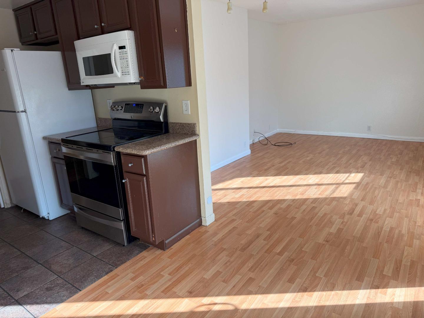 Detail Gallery Image 10 of 21 For 1091 Mohr Ln #D,  Concord,  CA 94518 - 3 Beds | 2 Baths