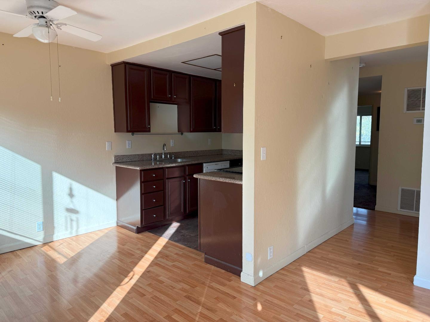Detail Gallery Image 4 of 21 For 1091 Mohr Ln #D,  Concord,  CA 94518 - 3 Beds | 2 Baths