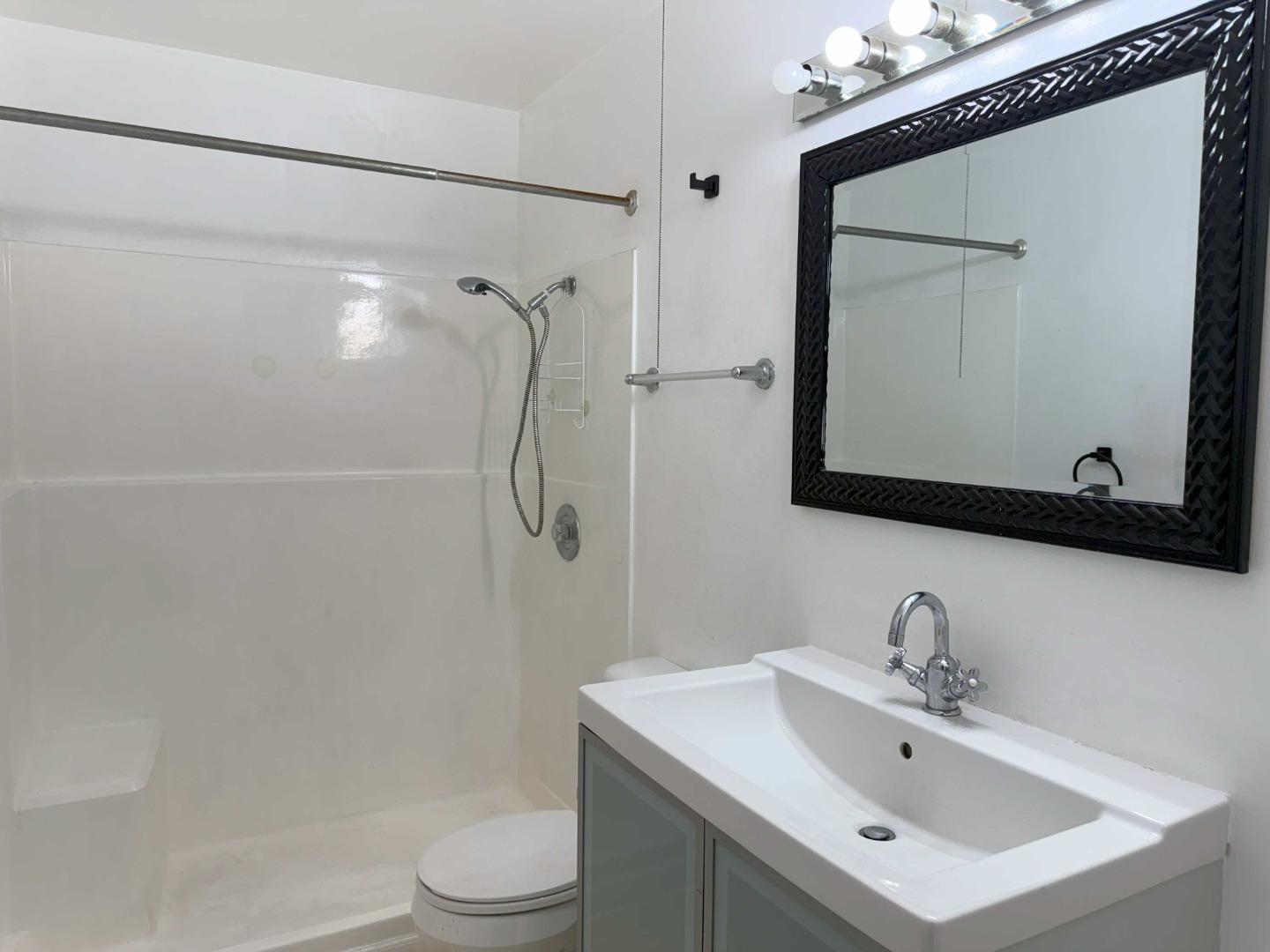 Detail Gallery Image 8 of 21 For 1091 Mohr Ln #D,  Concord,  CA 94518 - 3 Beds | 2 Baths