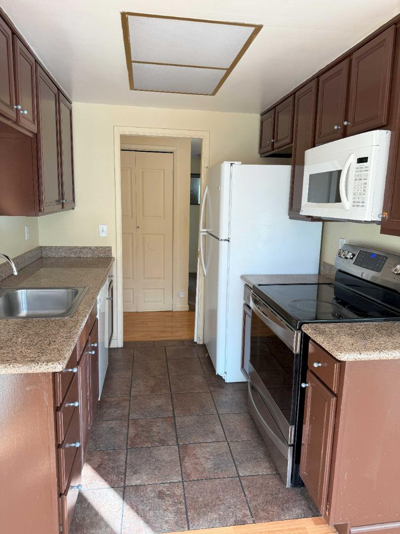 Detail Gallery Image 9 of 21 For 1091 Mohr Ln #D,  Concord,  CA 94518 - 3 Beds | 2 Baths