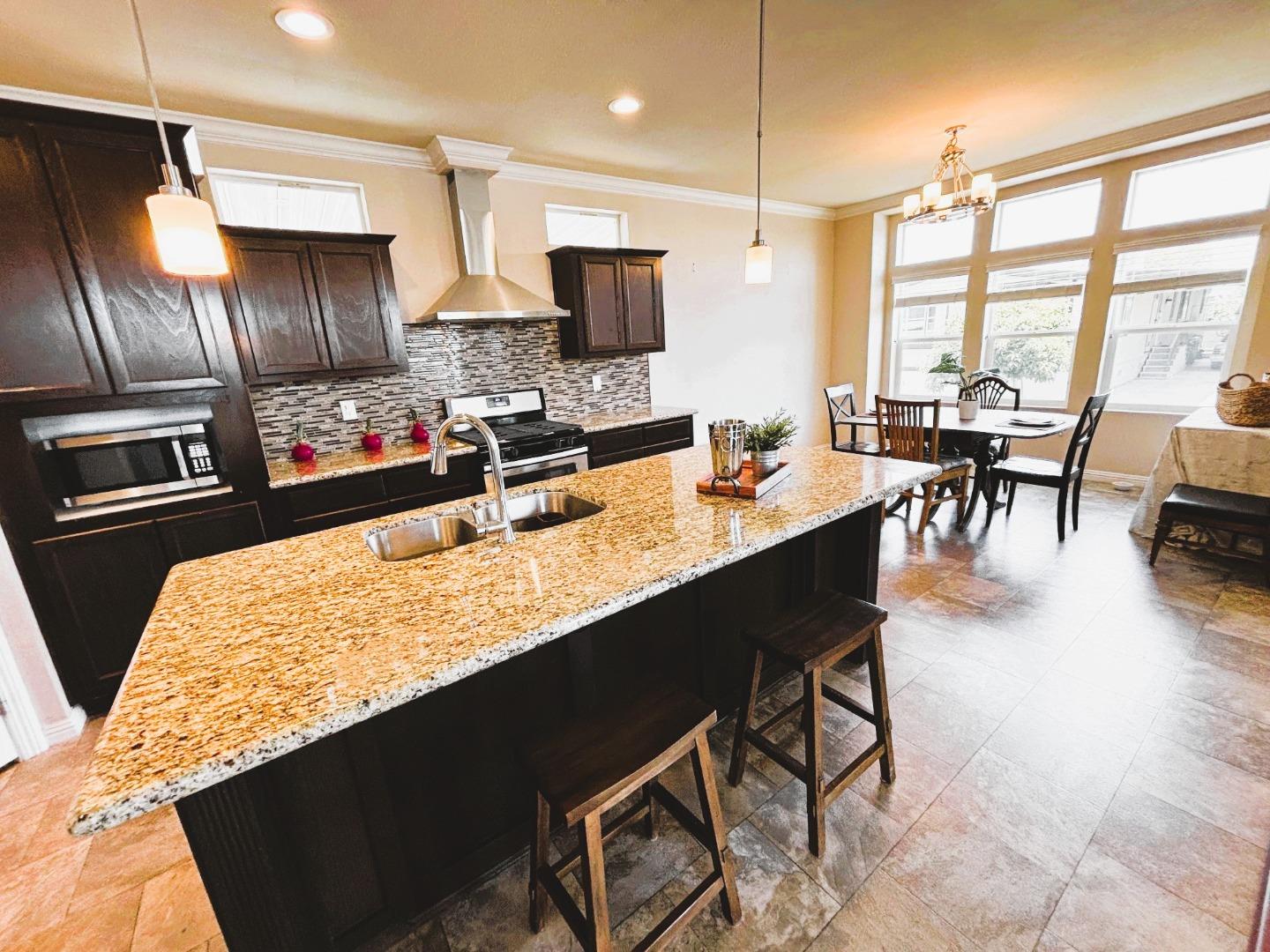Detail Gallery Image 3 of 26 For 130 De Vaca Way #141,  Hayward,  CA 94544 - 3 Beds | 2 Baths