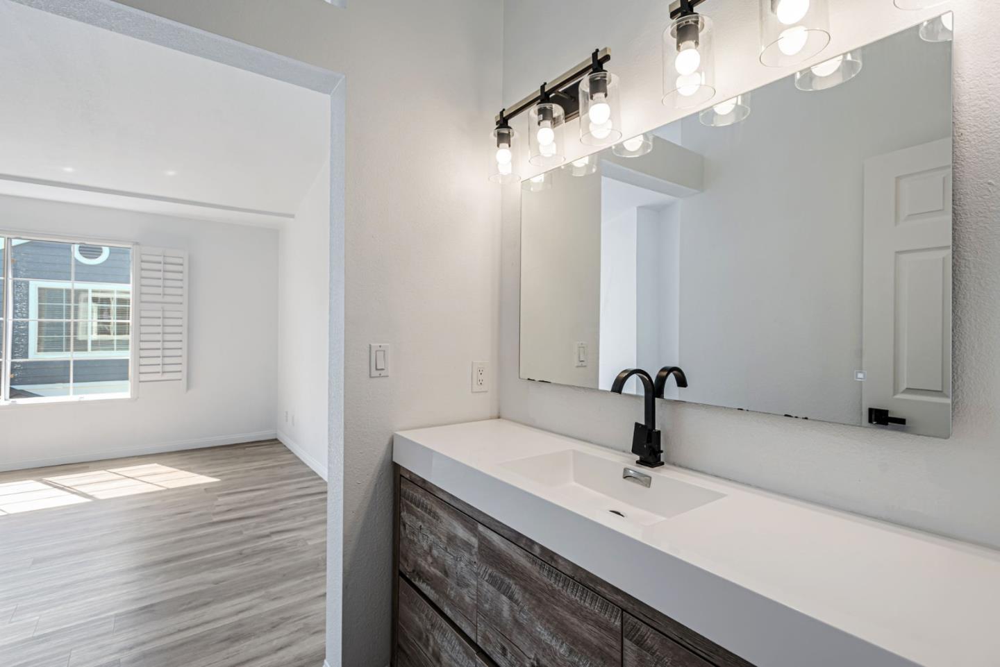 Detail Gallery Image 13 of 44 For 4 Brigantine Ln, Redwood City,  CA 94065 - 3 Beds | 2/1 Baths