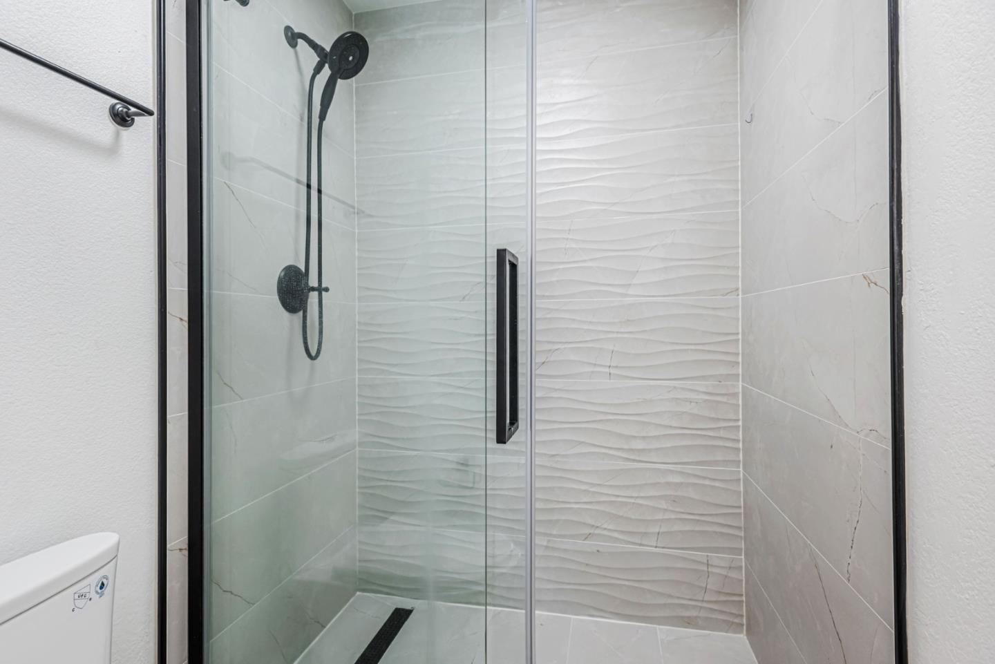 Detail Gallery Image 15 of 44 For 4 Brigantine Ln, Redwood City,  CA 94065 - 3 Beds | 2/1 Baths