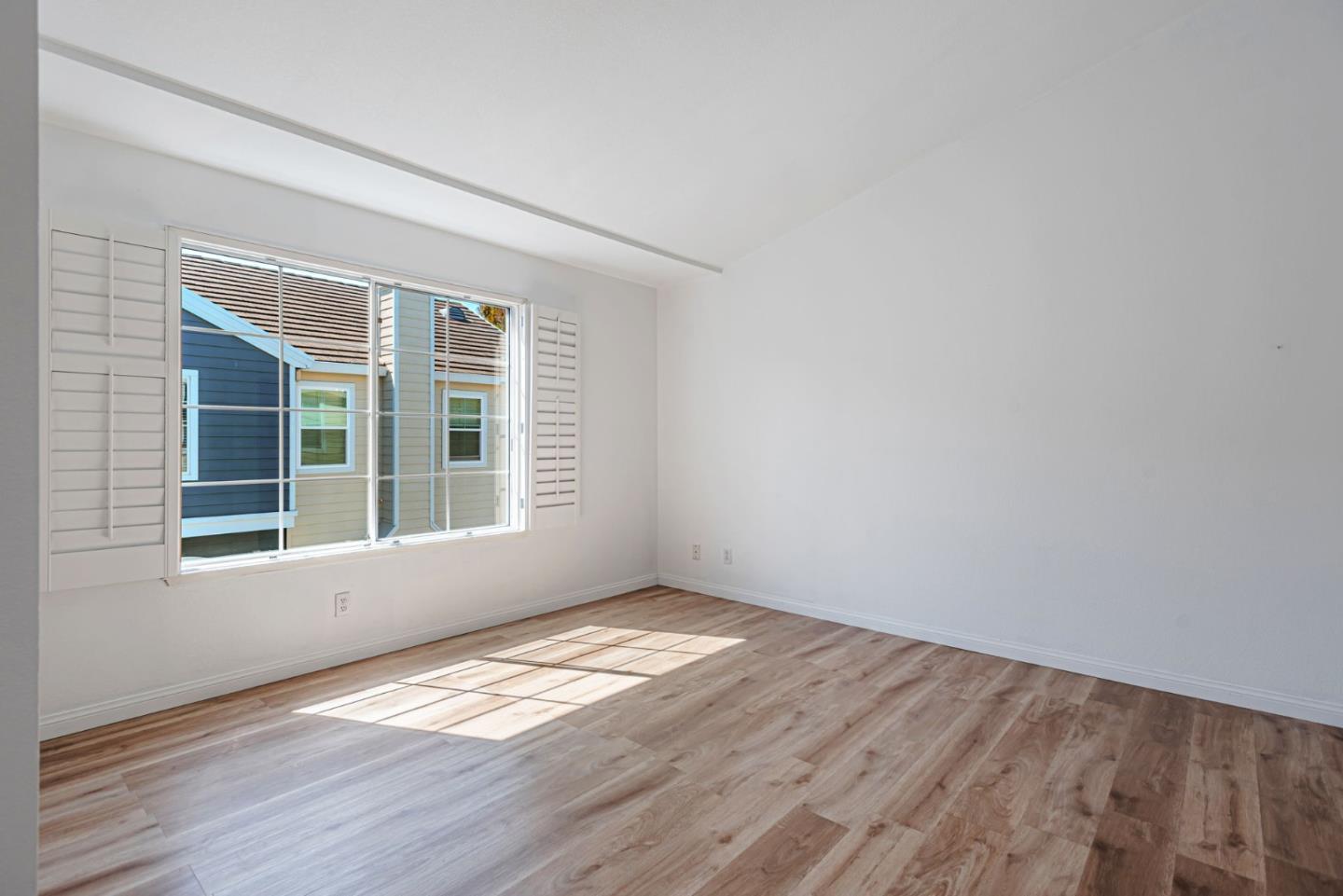 Detail Gallery Image 25 of 44 For 4 Brigantine Ln, Redwood City,  CA 94065 - 3 Beds | 2/1 Baths