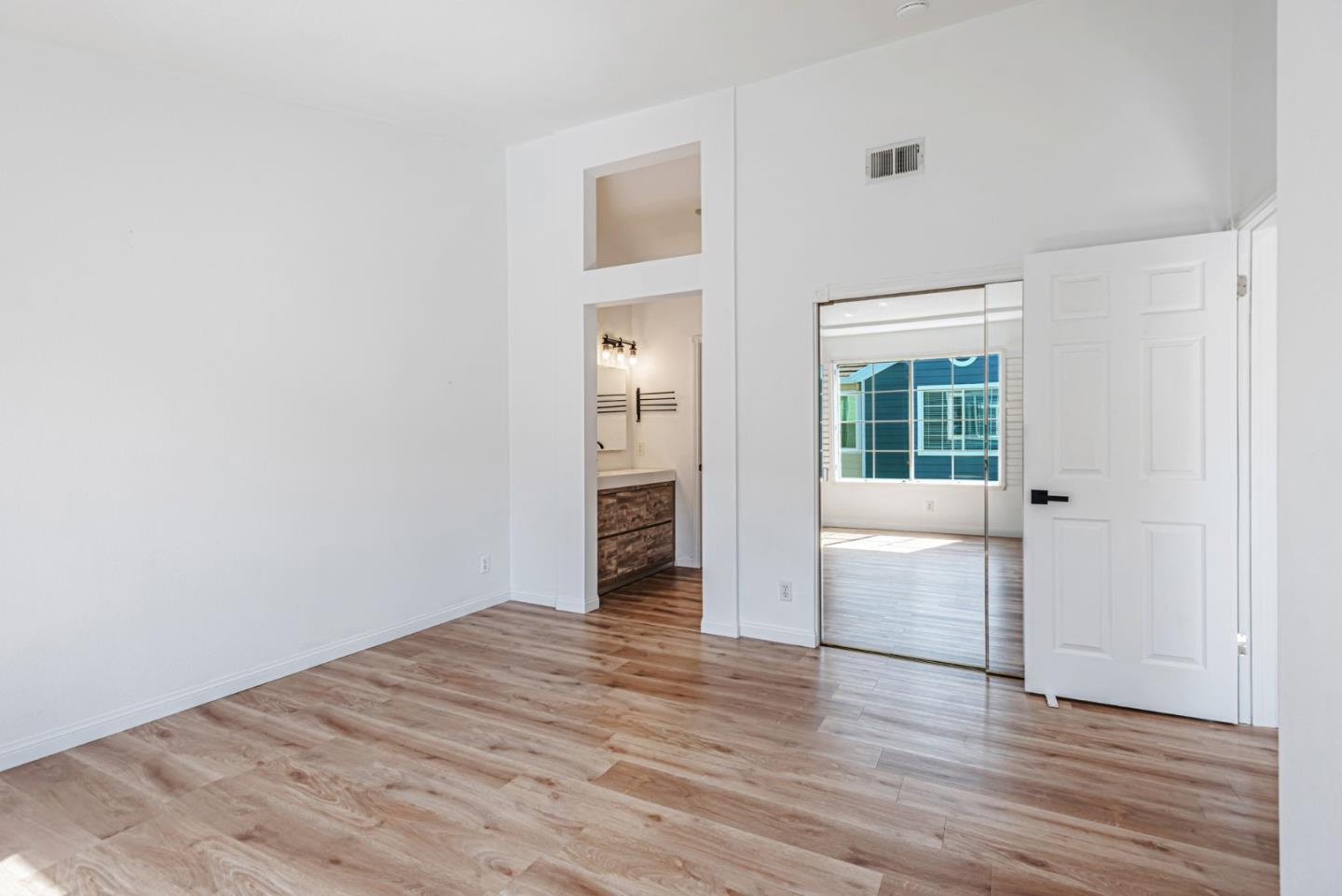 Detail Gallery Image 26 of 44 For 4 Brigantine Ln, Redwood City,  CA 94065 - 3 Beds | 2/1 Baths