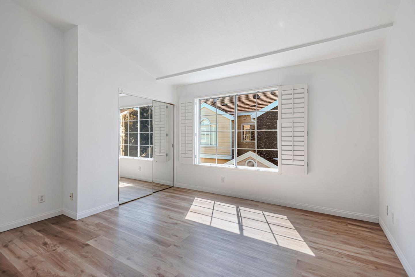 Detail Gallery Image 28 of 44 For 4 Brigantine Ln, Redwood City,  CA 94065 - 3 Beds | 2/1 Baths