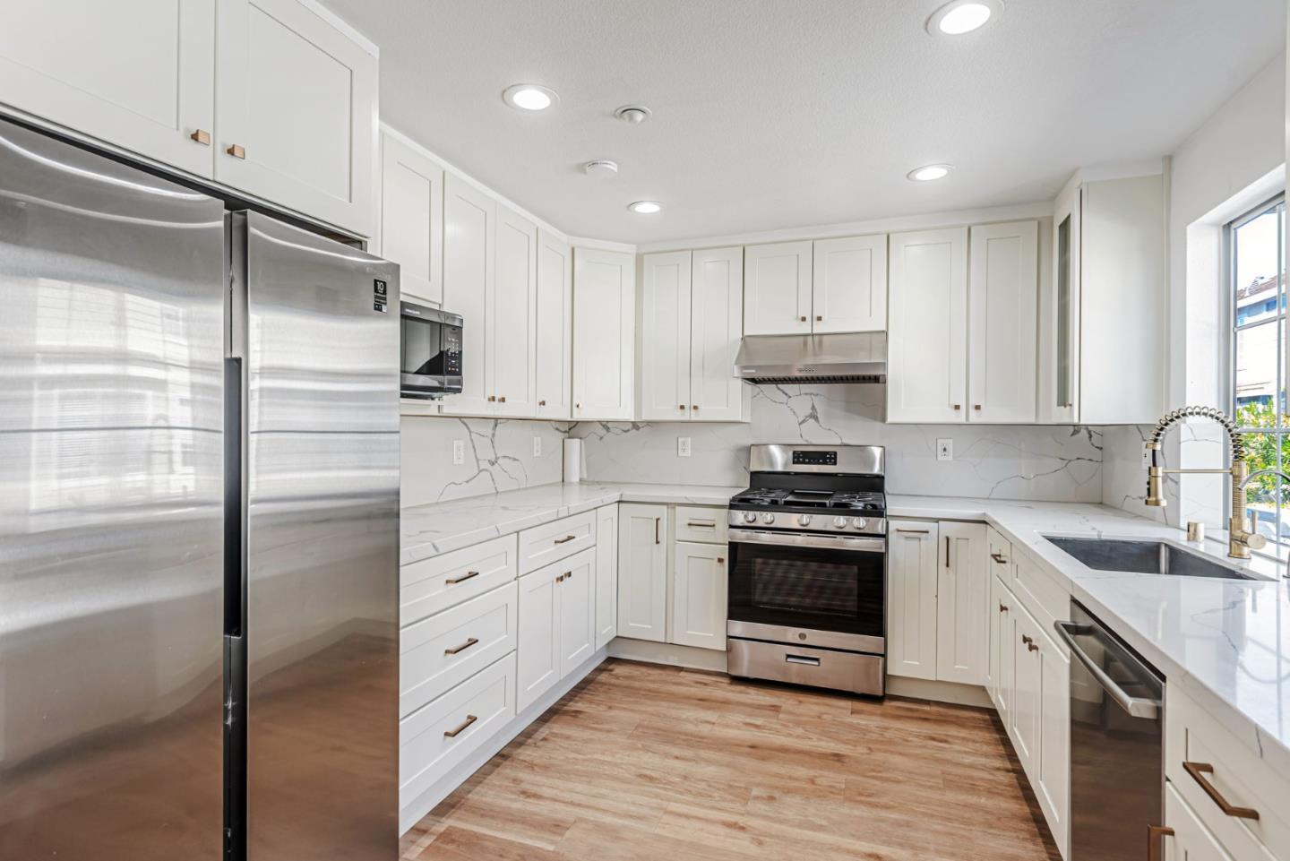 Detail Gallery Image 6 of 44 For 4 Brigantine Ln, Redwood City,  CA 94065 - 3 Beds | 2/1 Baths