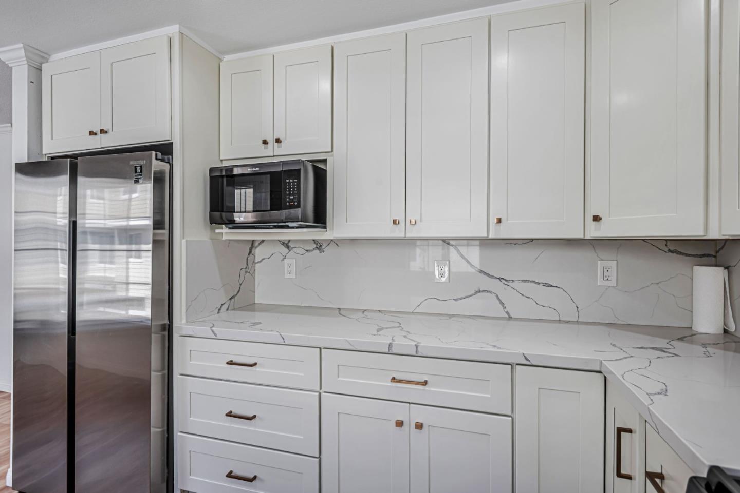 Detail Gallery Image 7 of 44 For 4 Brigantine Ln, Redwood City,  CA 94065 - 3 Beds | 2/1 Baths