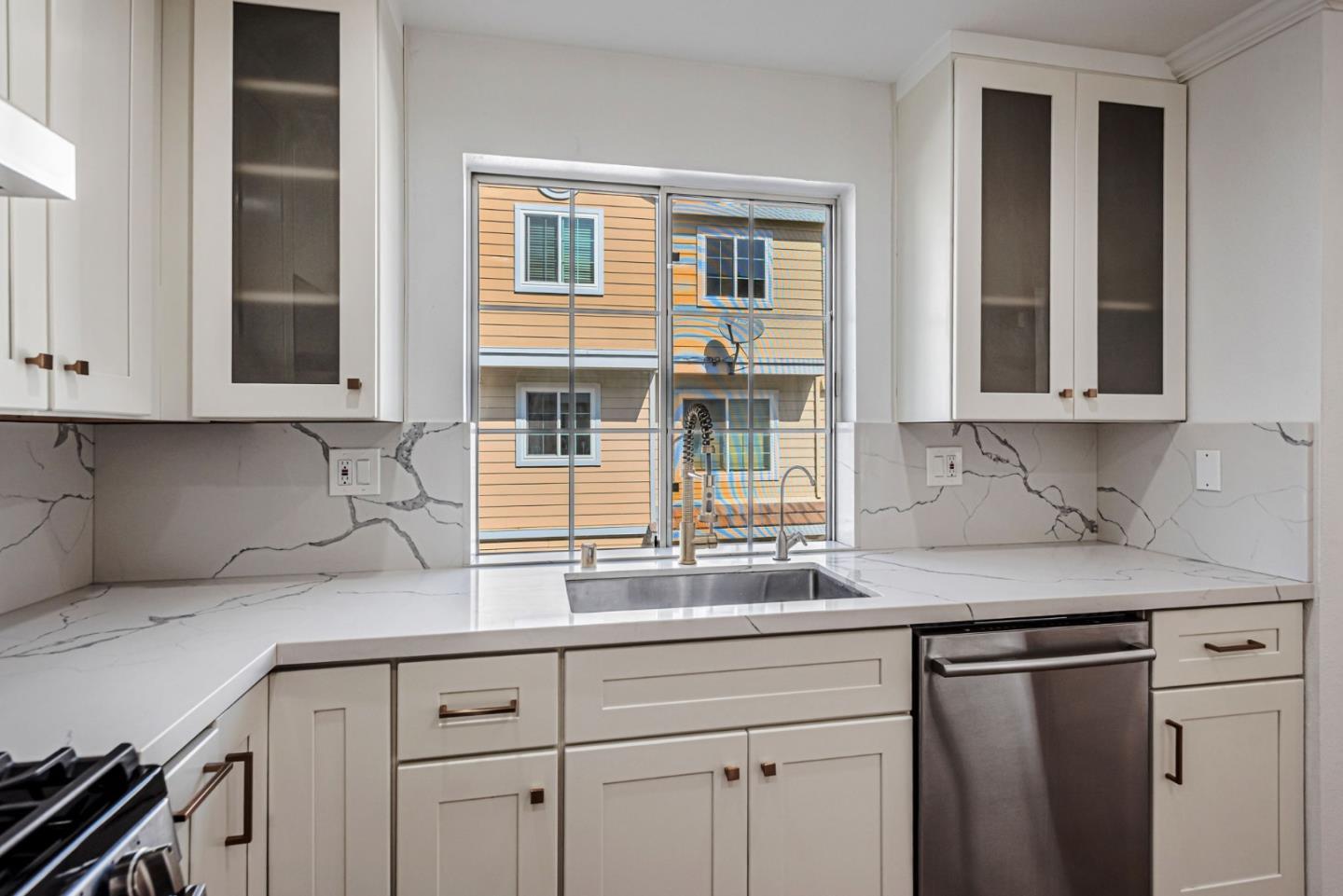 Detail Gallery Image 8 of 44 For 4 Brigantine Ln, Redwood City,  CA 94065 - 3 Beds | 2/1 Baths