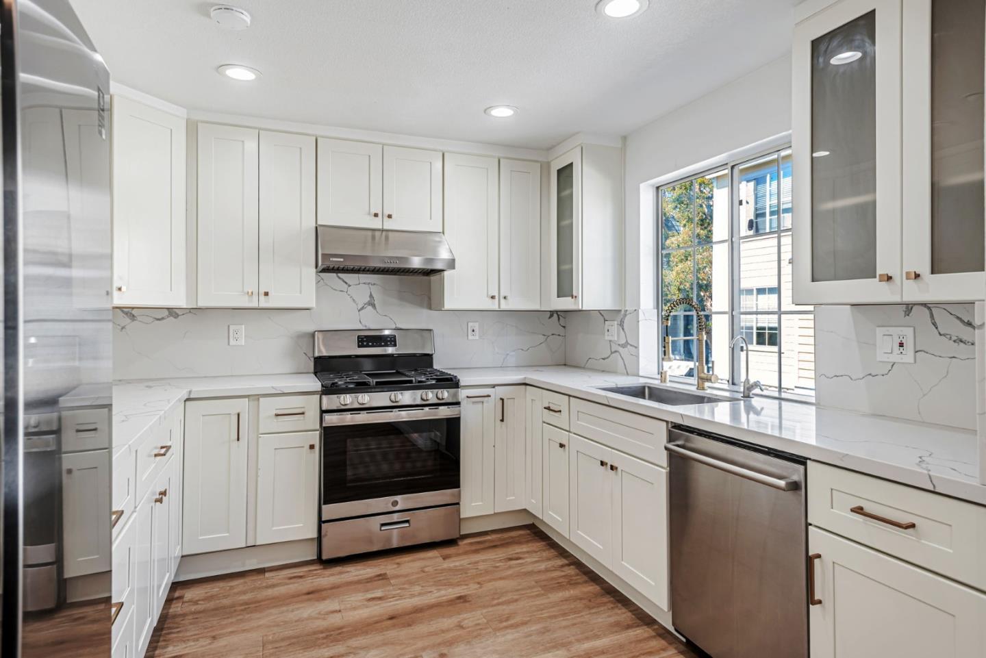 Detail Gallery Image 9 of 44 For 4 Brigantine Ln, Redwood City,  CA 94065 - 3 Beds | 2/1 Baths