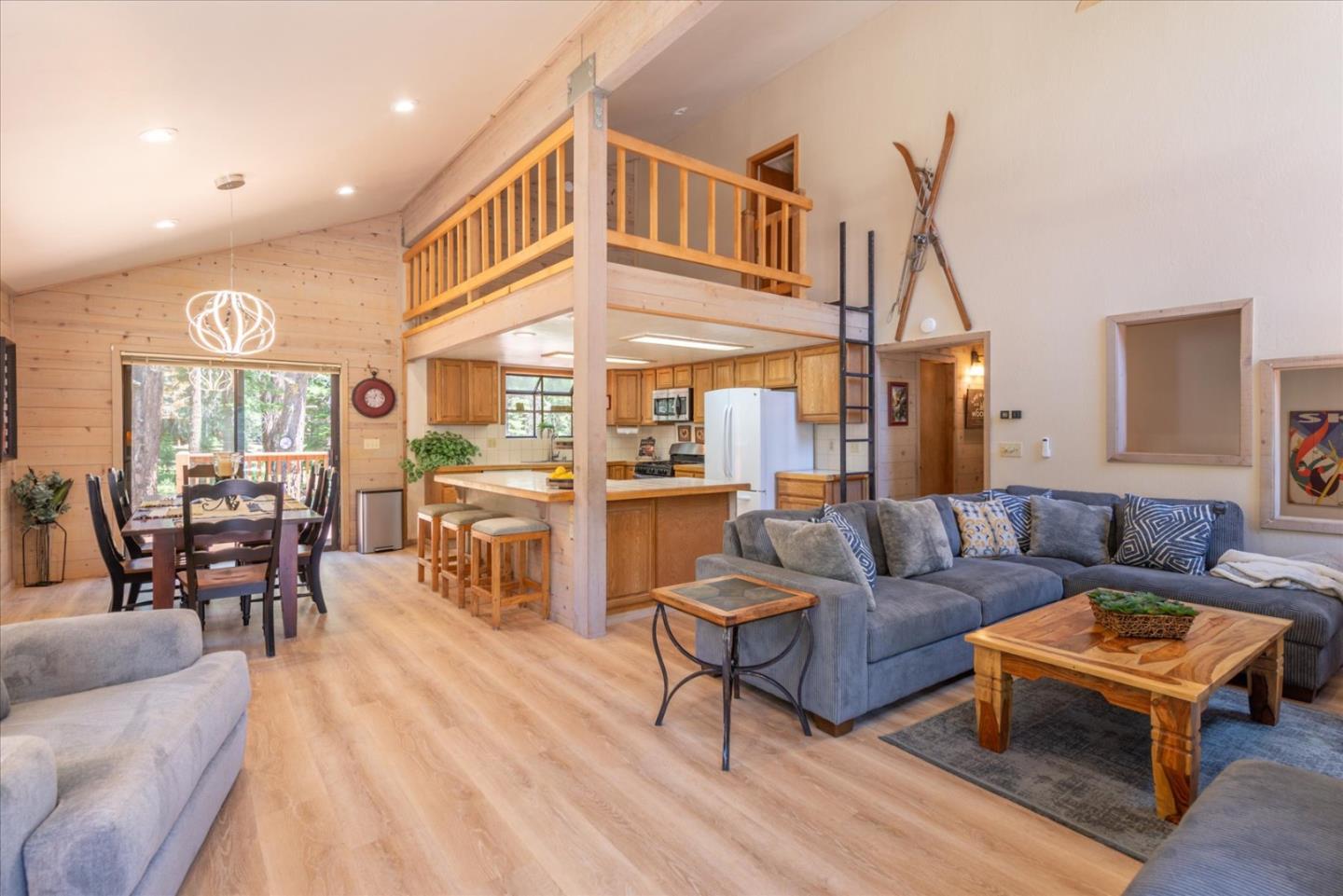 Detail Gallery Image 10 of 37 For 16934 Northwoods Blvd, Truckee,  CA 96161 - 4 Beds | 2/1 Baths