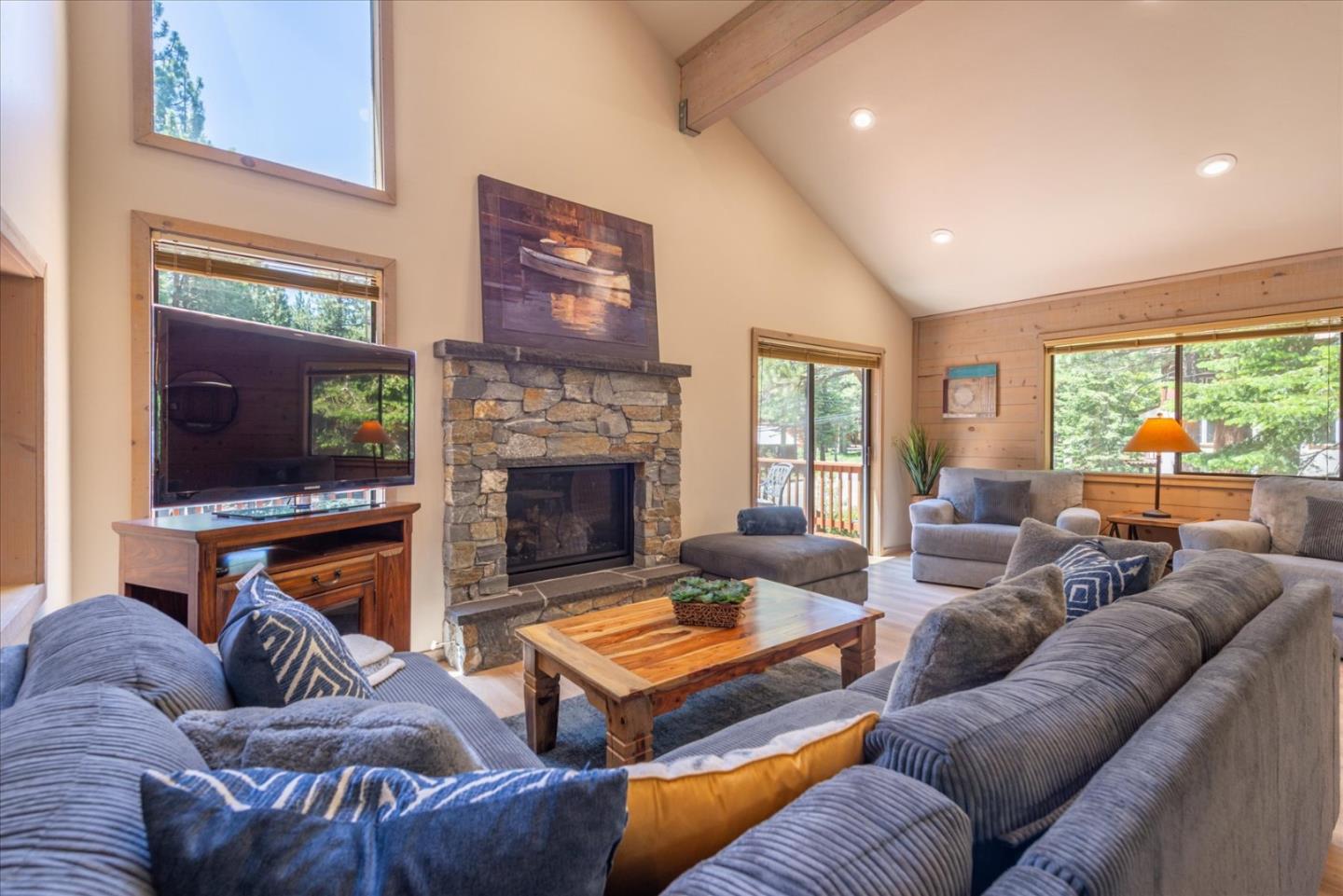 Detail Gallery Image 7 of 37 For 16934 Northwoods Blvd, Truckee,  CA 96161 - 4 Beds | 2/1 Baths