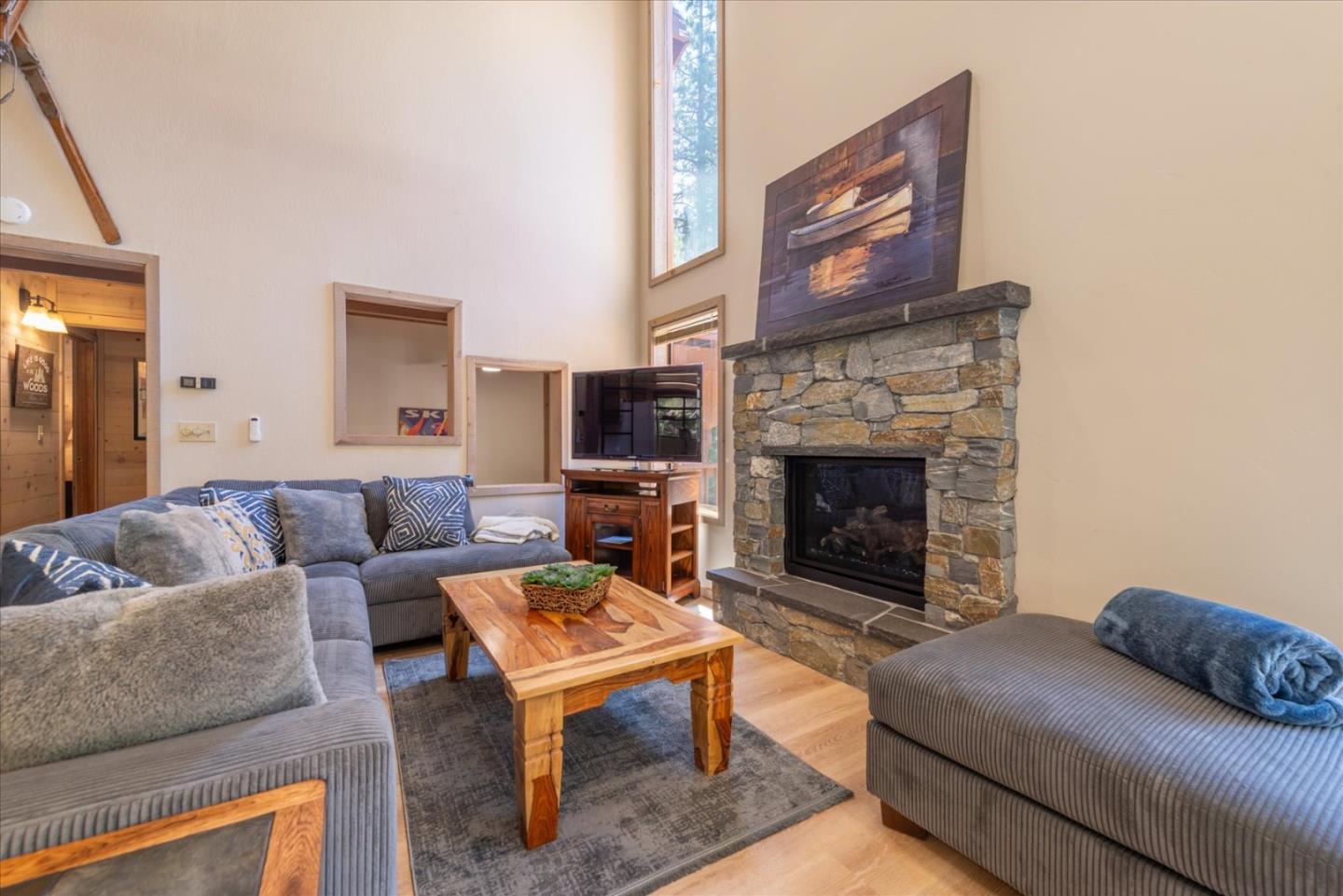 Detail Gallery Image 8 of 37 For 16934 Northwoods Blvd, Truckee,  CA 96161 - 4 Beds | 2/1 Baths