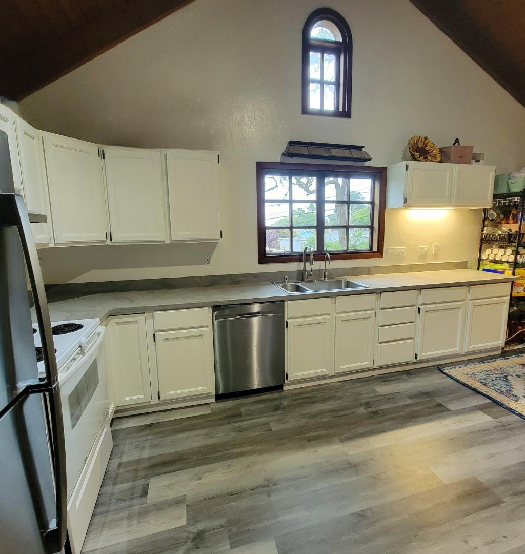 Detail Gallery Image 7 of 11 For 677 Taylor St, Monterey,  CA 93940 - 2 Beds | 2 Baths