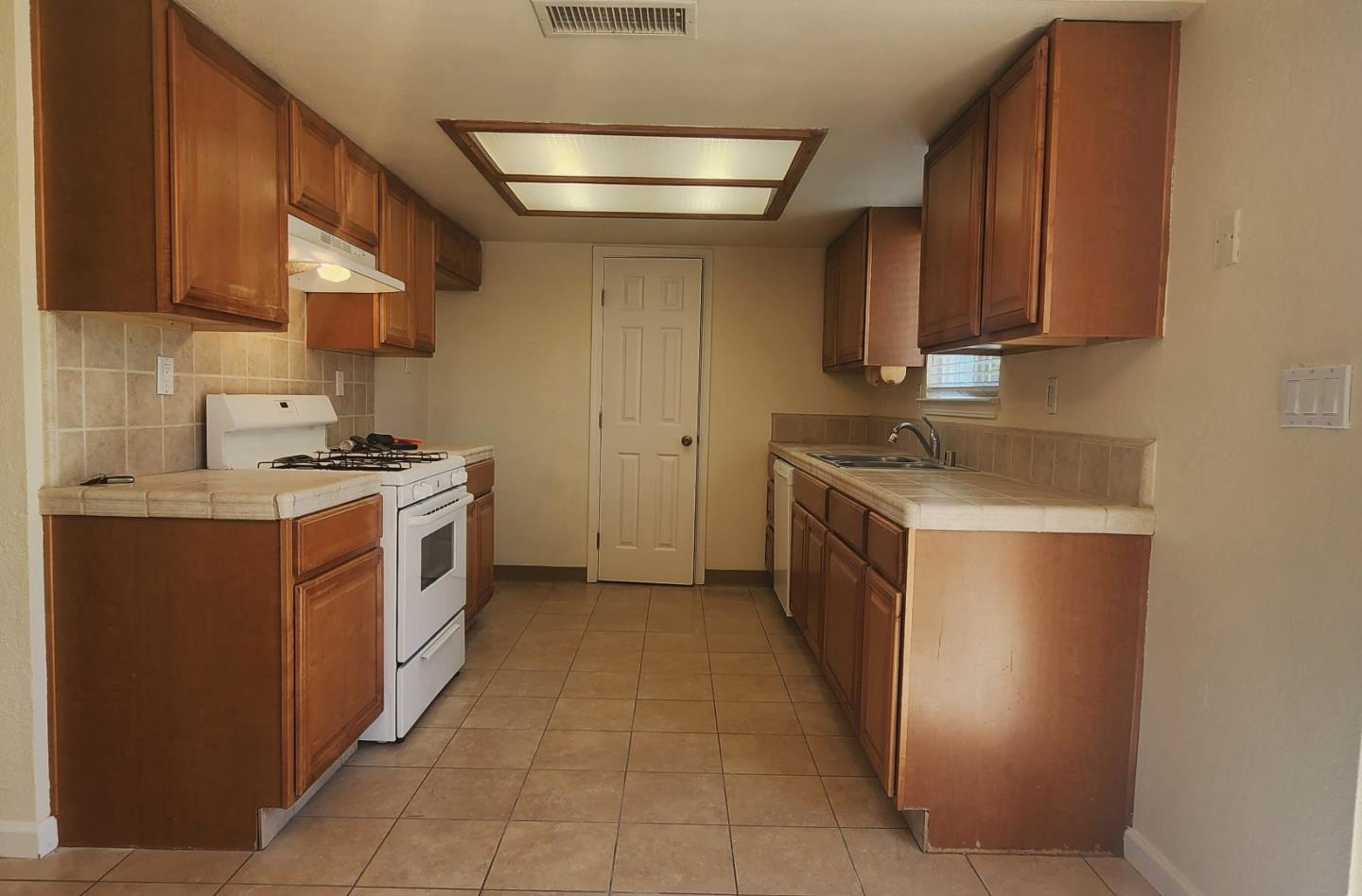 Detail Gallery Image 6 of 11 For 271 Cabernet Ave, Greenfield,  CA 93927 - 3 Beds | 2 Baths