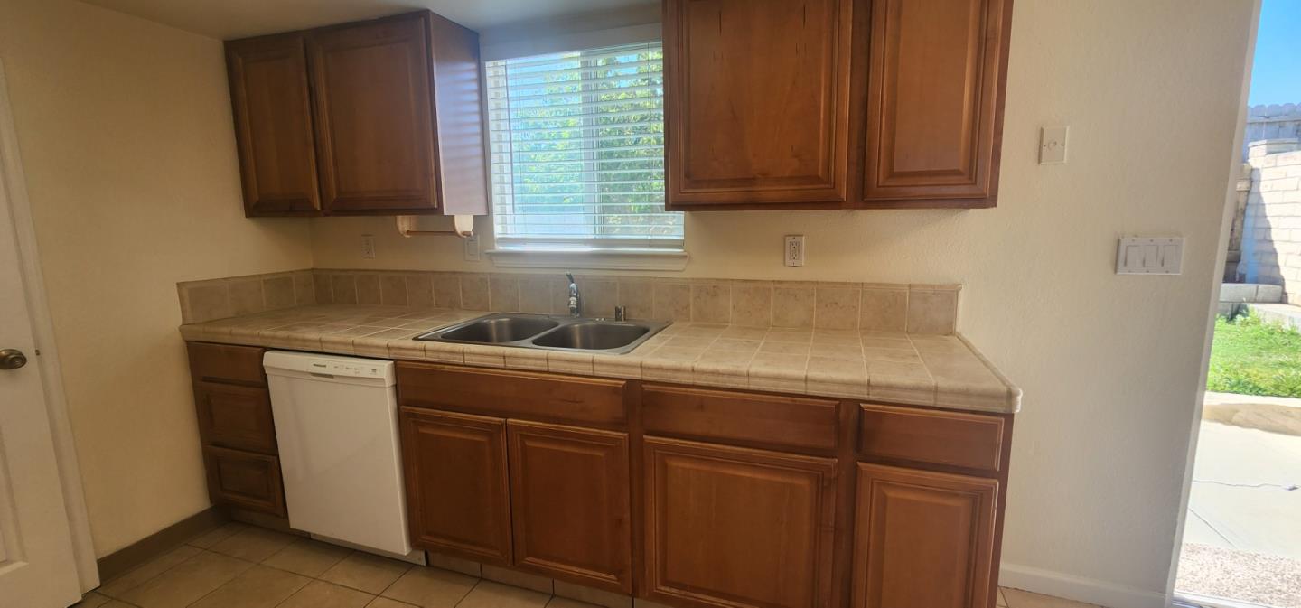 Detail Gallery Image 8 of 11 For 271 Cabernet Ave, Greenfield,  CA 93927 - 3 Beds | 2 Baths