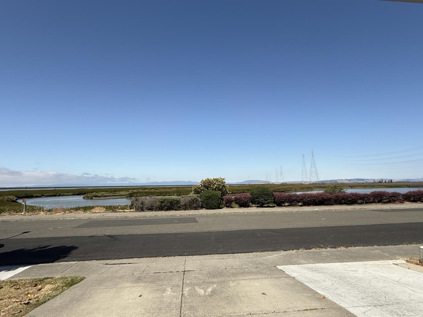 Detail Gallery Image 10 of 46 For 672 Catalina Cir, Vallejo,  CA 94589 - 3 Beds | 2/1 Baths
