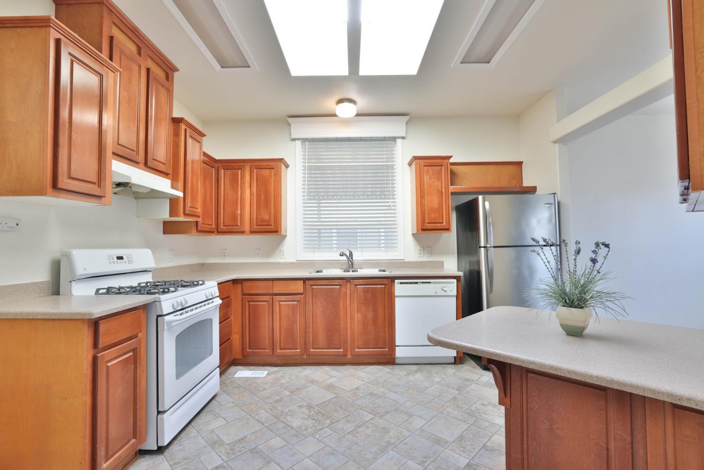 Detail Gallery Image 6 of 25 For 1085 Tasman Dr #124,  Sunnyvale,  CA 94089 - 3 Beds | 2 Baths