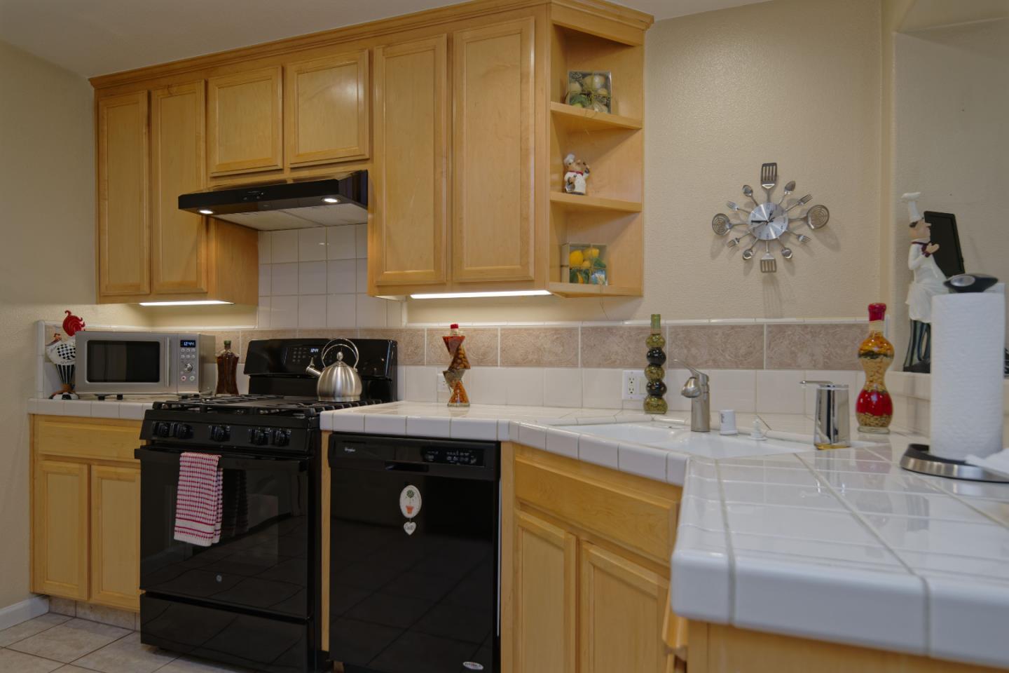 Detail Gallery Image 11 of 51 For 3126 Moncontour Ct, San Jose,  CA 95135 - 3 Beds | 2/1 Baths