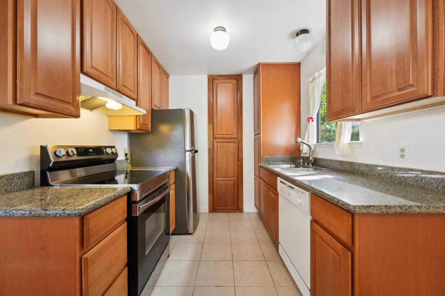 Detail Gallery Image 10 of 28 For 1734 W El Camino Real #1,  Mountain View,  CA 94040 - 2 Beds | 1/1 Baths