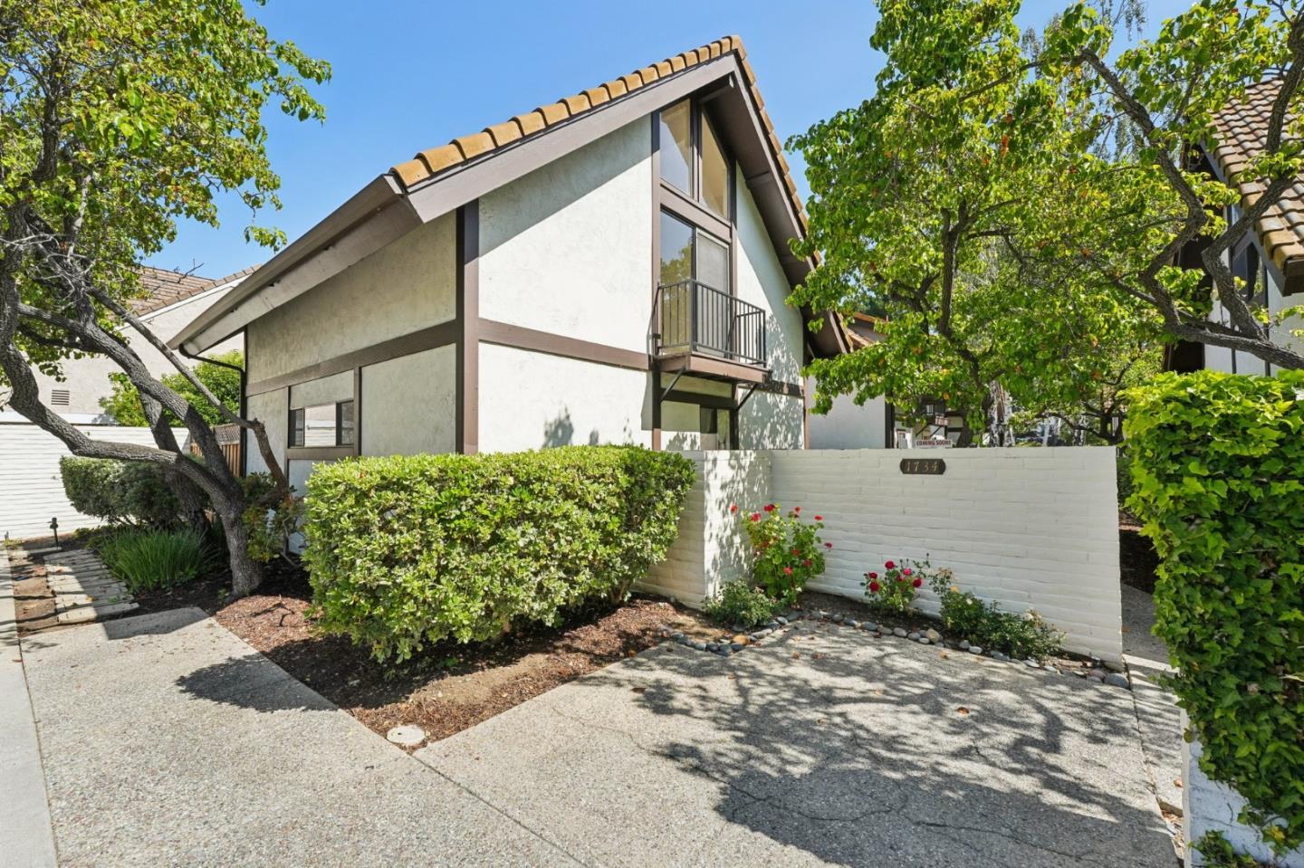 Detail Gallery Image 2 of 28 For 1734 W El Camino Real #1,  Mountain View,  CA 94040 - 2 Beds | 1/1 Baths