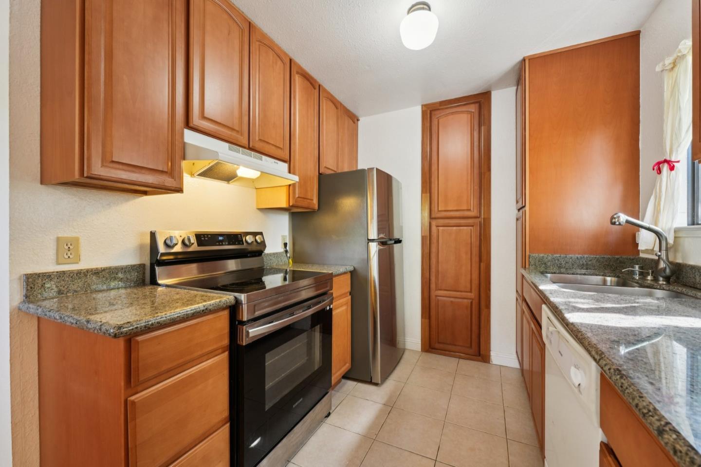 Detail Gallery Image 8 of 28 For 1734 W El Camino Real #1,  Mountain View,  CA 94040 - 2 Beds | 1/1 Baths