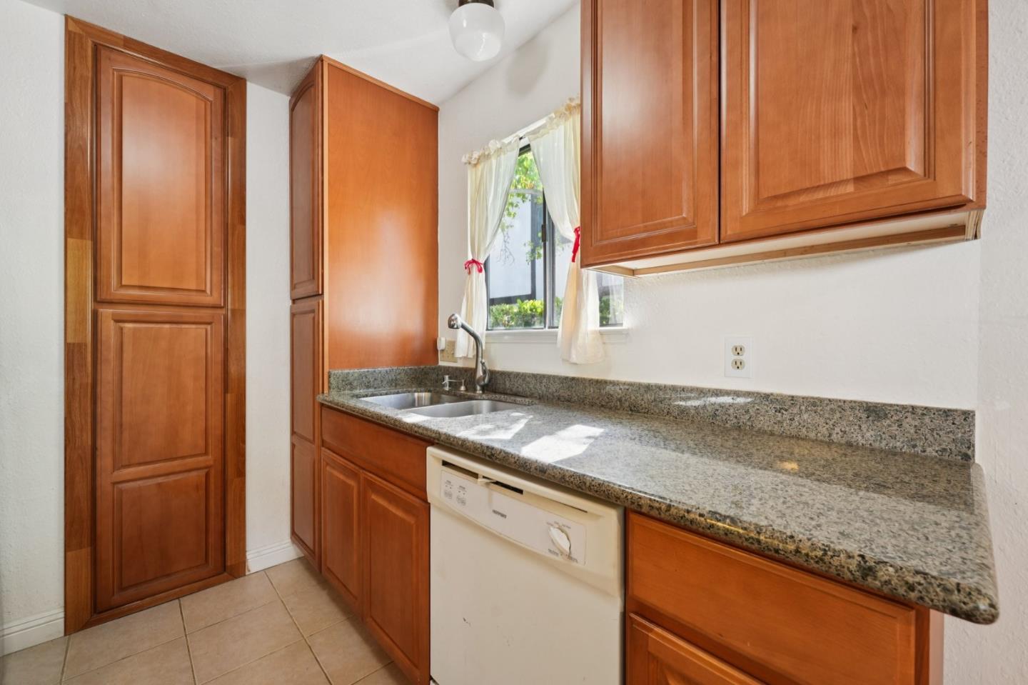 Detail Gallery Image 9 of 28 For 1734 W El Camino Real #1,  Mountain View,  CA 94040 - 2 Beds | 1/1 Baths