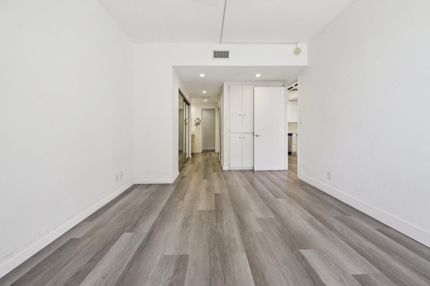 Detail Gallery Image 10 of 16 For 321 S San Vicente Blvd #101,  Los Angeles,  CA 90048 - 1 Beds | 1/1 Baths