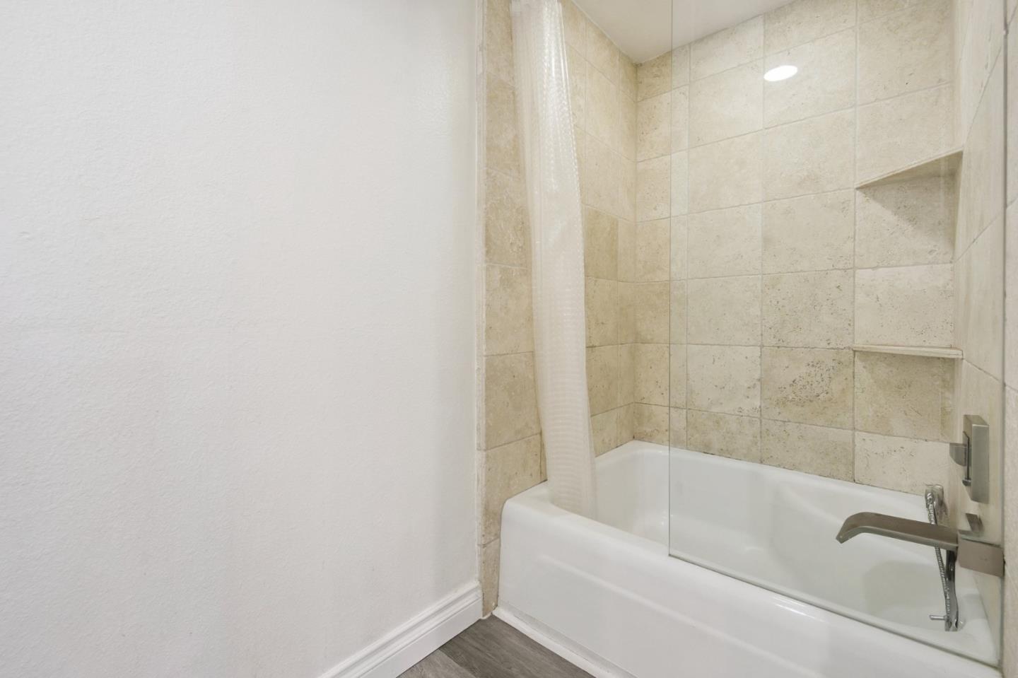 Detail Gallery Image 14 of 16 For 321 S San Vicente Blvd #101,  Los Angeles,  CA 90048 - 1 Beds | 1/1 Baths